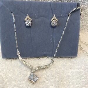 Avon 2005 Princess Cut CZ Drop Necklace and Earring Giftset